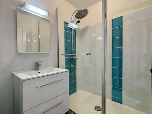 une salle de bain blanche avec une douche et un lavabo dans l'établissement Maison de Vacances 5 Couchages, 900m de la Plage, Piscine et Parking Privé - Argelès-sur-Mer - FR-1-225-541, à Argelès-sur-Mer