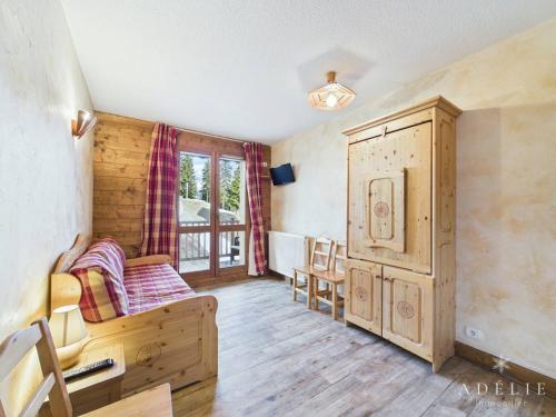 Una sala de estar con un sofá y una ventana. en Studio Confort au Centre de Montvalezan - 4 Pers, Balcon, Proche Remontées et Commerces - FR-1-398-578, en La Rosière