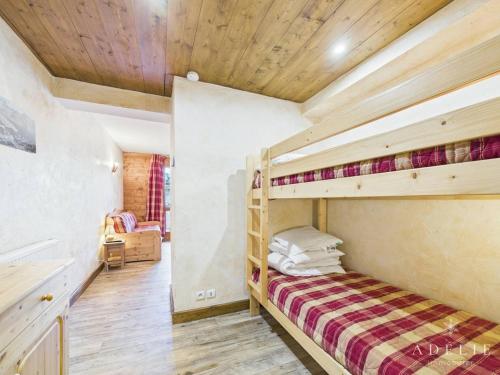 - une chambre avec 2 lits superposés dans une maison dans l'établissement Studio Confort au Centre de Montvalezan - 4 Pers, Balcon, Proche Remontées et Commerces - FR-1-398-578, à La Rosière