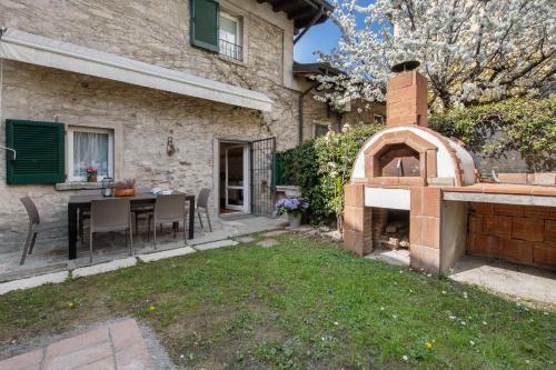a backyard with a brick pizza oven in the yard at Il Giardino Segreto Sulzano in Sulzano