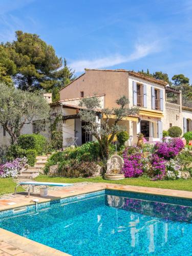 une villa avec piscine devant une maison dans l'établissement Magnifique villa avec vue mer panoramique, à Nice