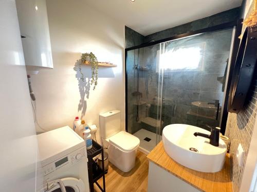 a bathroom with a sink and a shower and a toilet at Calypso Holidays II in Sitio de Calahonda