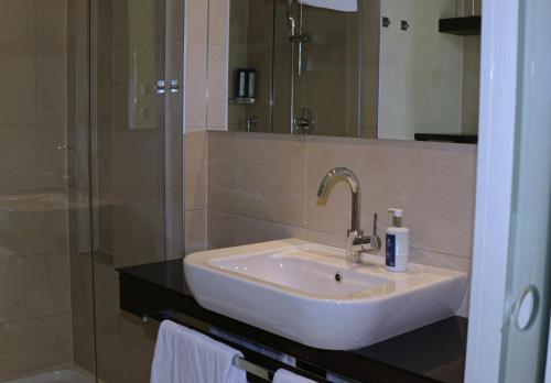 Ένα μπάνιο στο Nikola Luxury Apartments Senia