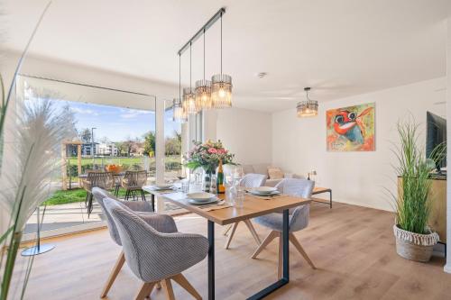Fotografie z fotogalerie ubytování STAYS Uferpark mit Privatstrand v destinaci Friedrichshafen