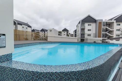 Bella Mare at Summerstrand Port Elizabethの敷地内または近くにあるプール