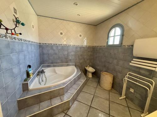 a large bathroom with a tub and a toilet at Villa spacieuse 3 chambres avec jardin, terrasse et garage à Argelès Village - FR-1-388-185 in Argelès-sur-Mer