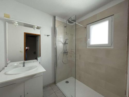 une salle de bain avec un lavabo et une douche en verre dans l'établissement Maison duplex avec clim, 2 piscines, terrasse, parking, animaux admis - 8 pers. - FR-1-382-165, à Salavas