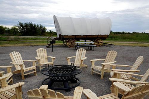 Večerní zábavní program pro hosty v ubytování Unforgettable Glamping Getaways in this Covered Wagon in Moore, Oklahoma