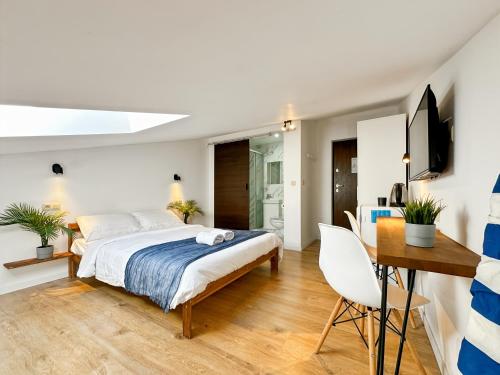 a bedroom with a bed and a desk at Hatton - 650m do plaży ! in Grzybowo