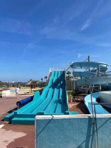 - un parc aquatique avec un toboggan sur la plage dans l'établissement Mobil home 55 -8 personnes, à Lattes