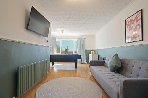 Posezení v ubytování Stupton House, Large 3 Bed House that Sleeps 8 with Full Size Pool Table & FREE Parking - Hosted by Stay Host Save