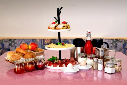 een tafel met twee lagen voedsel op een tafel bij Schienhof in Chiusa