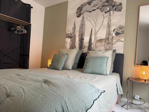 une chambre avec un lit avec un tableau sur le mur dans l'établissement Ollie des Carmes with Clim and Free parking 300m away, à Avignon