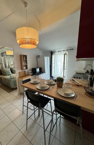 une cuisine avec une grande table en bois et des chaises dans l'établissement Ollie des Carmes with Clim and Free parking 300m away, à Avignon