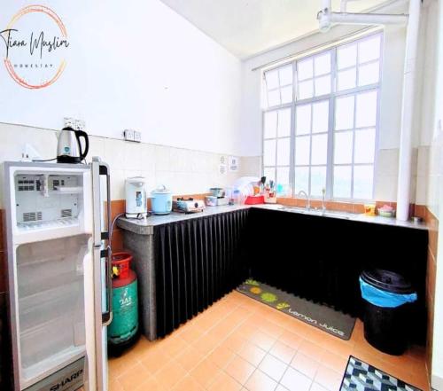 Kuchyň nebo kuchyňský kout v ubytování Tiara Homestay 2 with 3 Bedroom, Unlimited Wifi - Brinchang