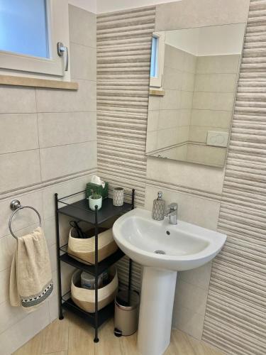 a bathroom with a sink and a mirror at Casa Vacanze Tellus in Ciampino