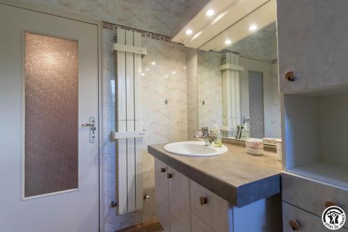 ein Badezimmer mit Waschbecken und Dusche mit Spiegel in der Unterkunft Gèze in Chein-Dessus