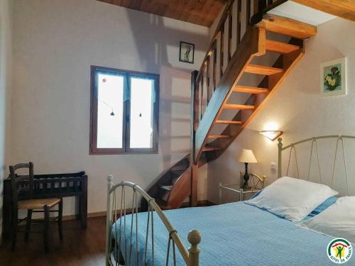 een slaapkamer met een bed en een trap bij Chez courrier in Razecueillé