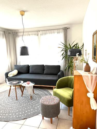 a living room with a couch and a table at Lichte Wohnung zum Wohlfühlen in Bastheim