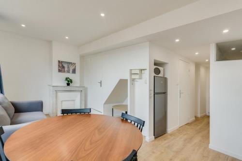 Il comprend un salon avec une table en bois et une cuisine. dans l'établissement Charmant Duplex Central, à Marseille