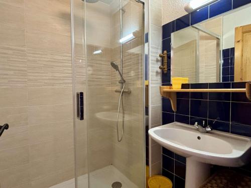 łazienka z przeszkloną kabiną prysznicową i umywalką w obiekcie Maison T3 avec mezzanine, piscine, parking, proche mer - Argelès-sur-Mer - FR-1-225-774 w Argelès-sur-Mer