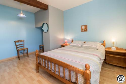 een slaapkamer met een bed, een tafel en een stoel bij Saint martin in Beaumont-sur-Lèze