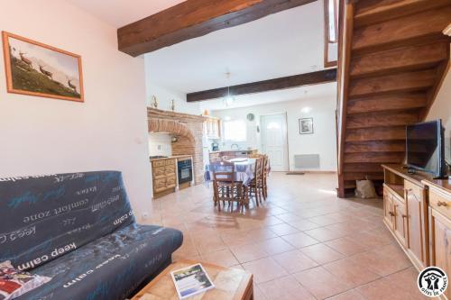 una sala de estar con un sofá y una mesa en Saint martin, en Beaumont-sur-Lèze