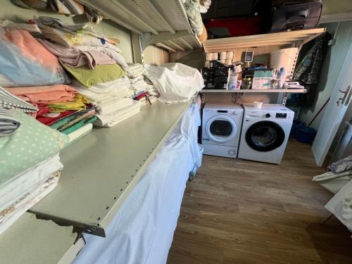a laundry room with a washer and a washing machine at Baven -Toven Naturae in Rubik