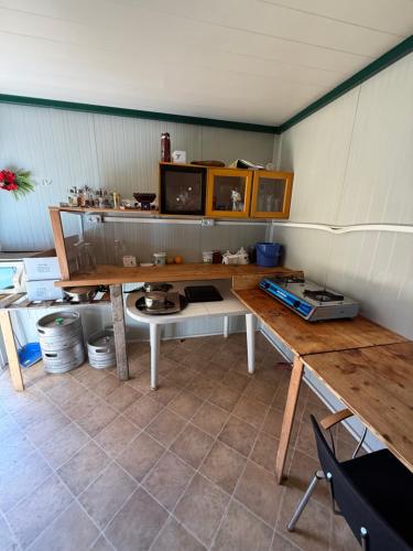a room with a table and a counter in a room at Baven -Toven Naturae in Rubik