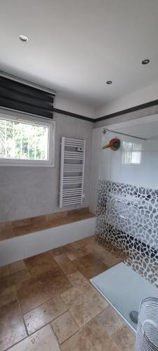 La salle de bains est pourvue d'une douche et d'une fenêtre. dans l'établissement Maison de bord de mer ,Hyères, 3 chambres, jardin, calme, à Hyères