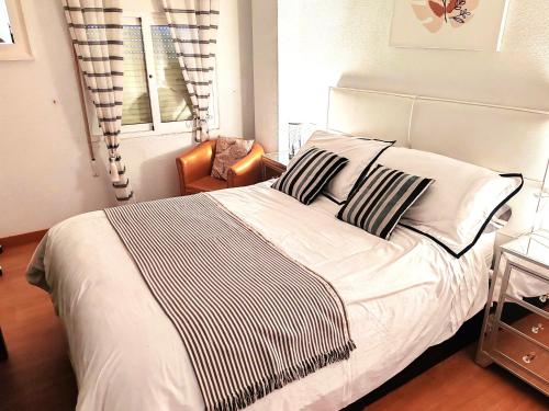 Ένα ή περισσότερα κρεβάτια σε δωμάτιο στο Duquesa Beach