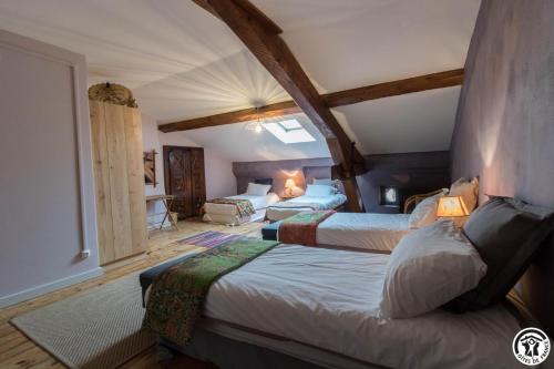 a bedroom with two beds in a room at Château sud in Cessales