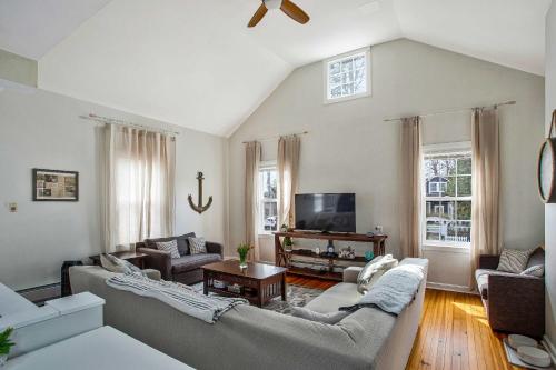 Μια τηλεόραση ή/και κέντρο ψυχαγωγίας στο Charming Beach House Top Floor - Walk Everywhere