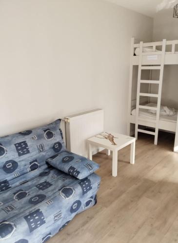 une chambre avec un lit et un lit superposé dans l'établissement Les mouflons, à La Bourboule