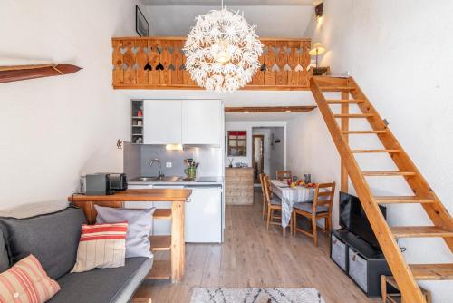 une cuisine et un salon avec un lit mezzanine dans l'établissement Le chalet de Lili 2 pièces duplex, skis aux pieds, balcon, à Tignes