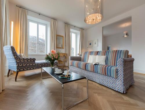 蓬特雷西纳Hotel Saratz Pontresina Mountain Resort & Spa的带沙发和桌子的客厅