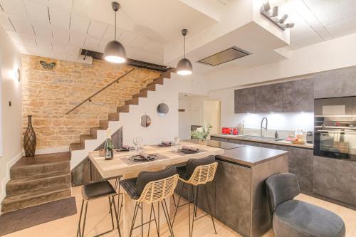 Le Cocon du Papillon Bleu I 2 suites parentales avec terrasse en plein coeur de Lyon I Parking inclus