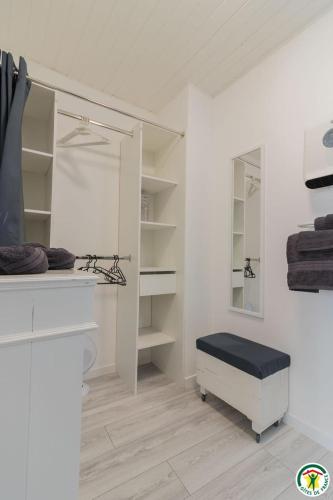a room with a closet with a bench and shelves at Gîte de pene blanque in Arbas