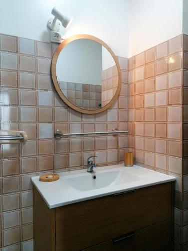 a bathroom with a sink and a mirror at L'encantador in Saint-Mamet