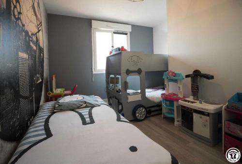 a small room with a bed and a small trailer at La maison d'emy in Vernet