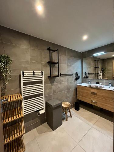 La grande salle de bains est pourvue d'un lavabo et d'un comptoir. dans l'établissement Azur Plage, à Fréjus