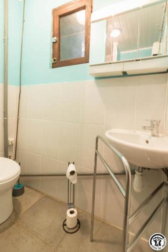 a bathroom with a sink and a toilet at Gîte les ecureuils in Montclar-de-Comminges