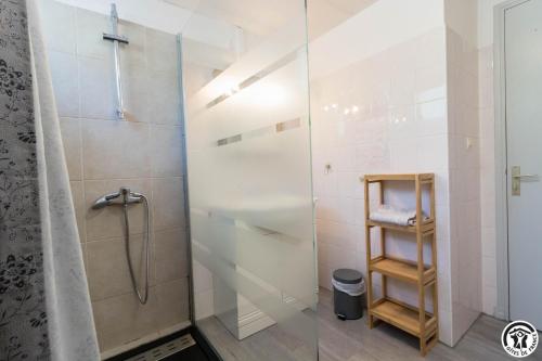 a bathroom with a shower with a glass door at Vacances garonne toulouse in Saubens