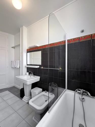 une salle de bain avec un lavabo, des toilettes et une baignoire dans l'établissement Lovely & Quiet à Montmartre, à Paris
