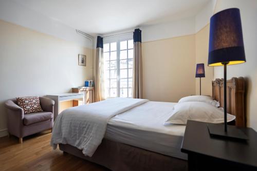 une chambre avec un lit, une chaise et une fenêtre dans l'établissement Lovely & Quiet à Montmartre, à Paris