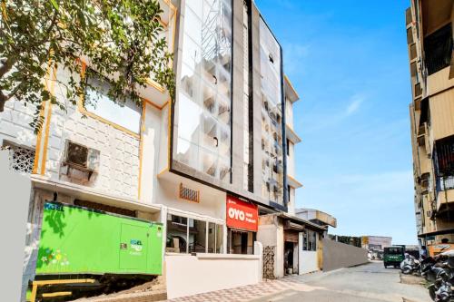 ジャムシェードプルにあるSuper Hotel O Prakash Innの緑の扉のある建物