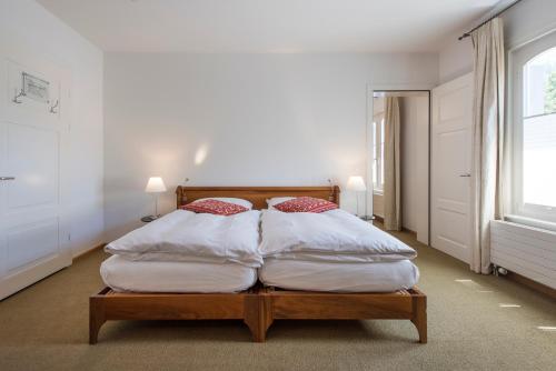 Ein Bett oder Betten in einem Zimmer der Unterkunft Hotel Saratz Pontresina Mountain Resort & Spa