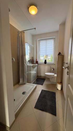 a bathroom with a shower and a toilet and a sink at Ferienwohnung Fürstenberg - Storch in Fürstenberg-Havel