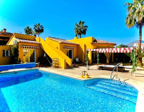 Πισίνα στο ή κοντά στο 3-bedroom villa with pool in quiet area on Costa Blanca for longer term rental