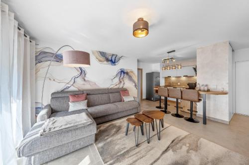 un salon avec un canapé et une table dans l'établissement Appartment hypercentre Evian, à Évian-les-Bains